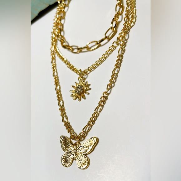 Butterfly layers necklace in gold - Picture 4 of 6